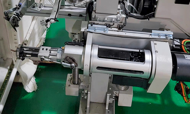 High-speed cutting mechanism for carpet tufting production